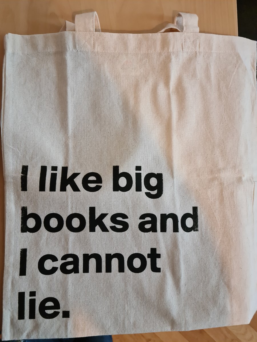 un tote bag sur lequel il est écrit i like big books and i cannot lie